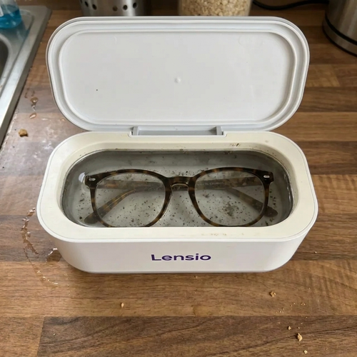 The water in the Lensio full of grey grit lifted off the glasses after one cycle
